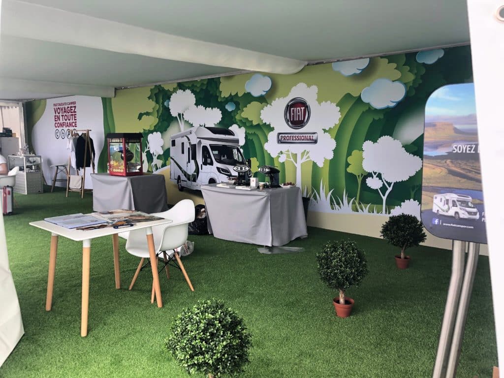 stand captivant d'une entreprise lors d'un salon