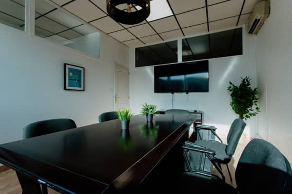 Salle avec un grand bureau et trois écrans pour réunion Toulon