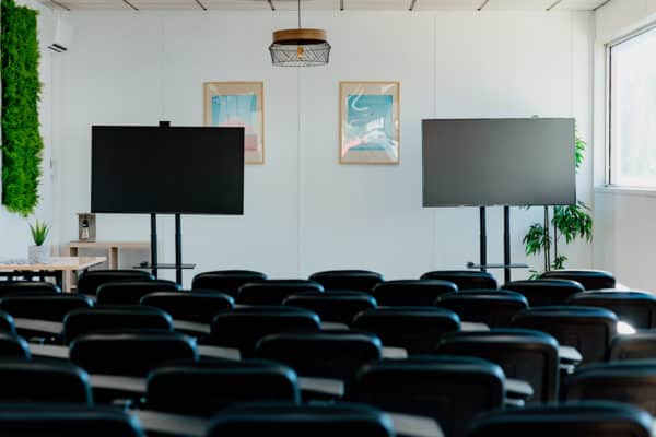 Salle de séminaire et conférence City'Events avec deux écrans de projection à Toulon