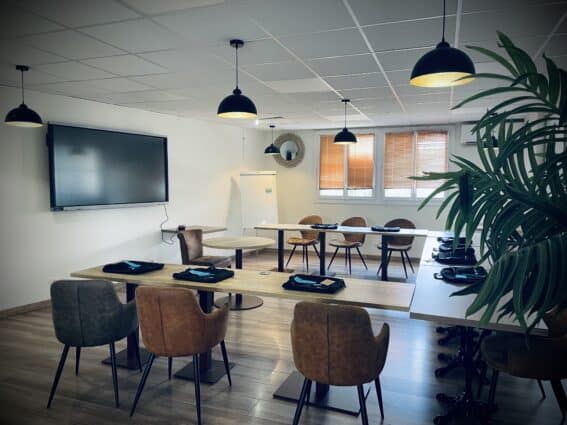 salle de formation prête pour accueillir les salariés d'une entreprise