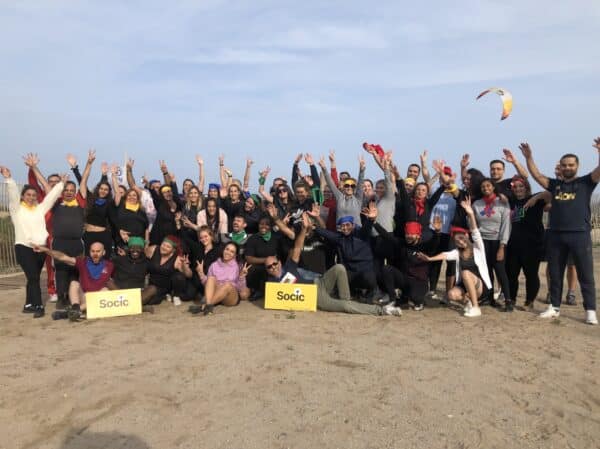 salariés d'une entreprise fêtant la réussite de son événement d'entreprise team building