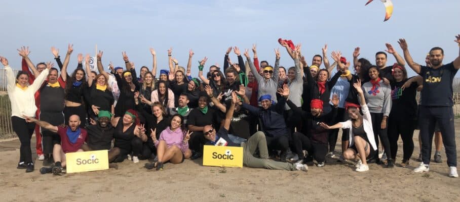 salariés d'une entreprise fêtant la réussite de son événement d'entreprise team building