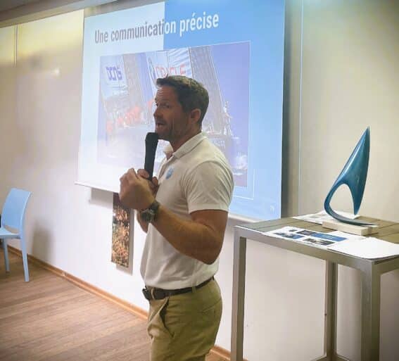 intervention d'un conférencier lors d'un séminaire d'entreprise régate