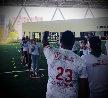 salariés et collaborateurs lors d'une animation team building sportif autour des valeurs du Rugby au sein du Rugby Club Toulonnais