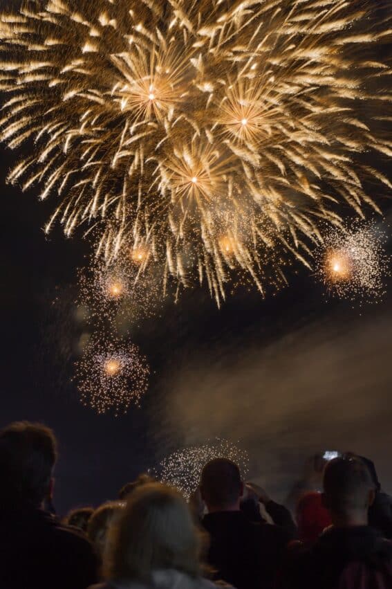 feu d'artifice durant la fin d'un événement salon