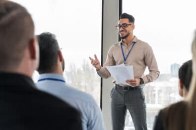 Employé faisant une intervention pendant une convention